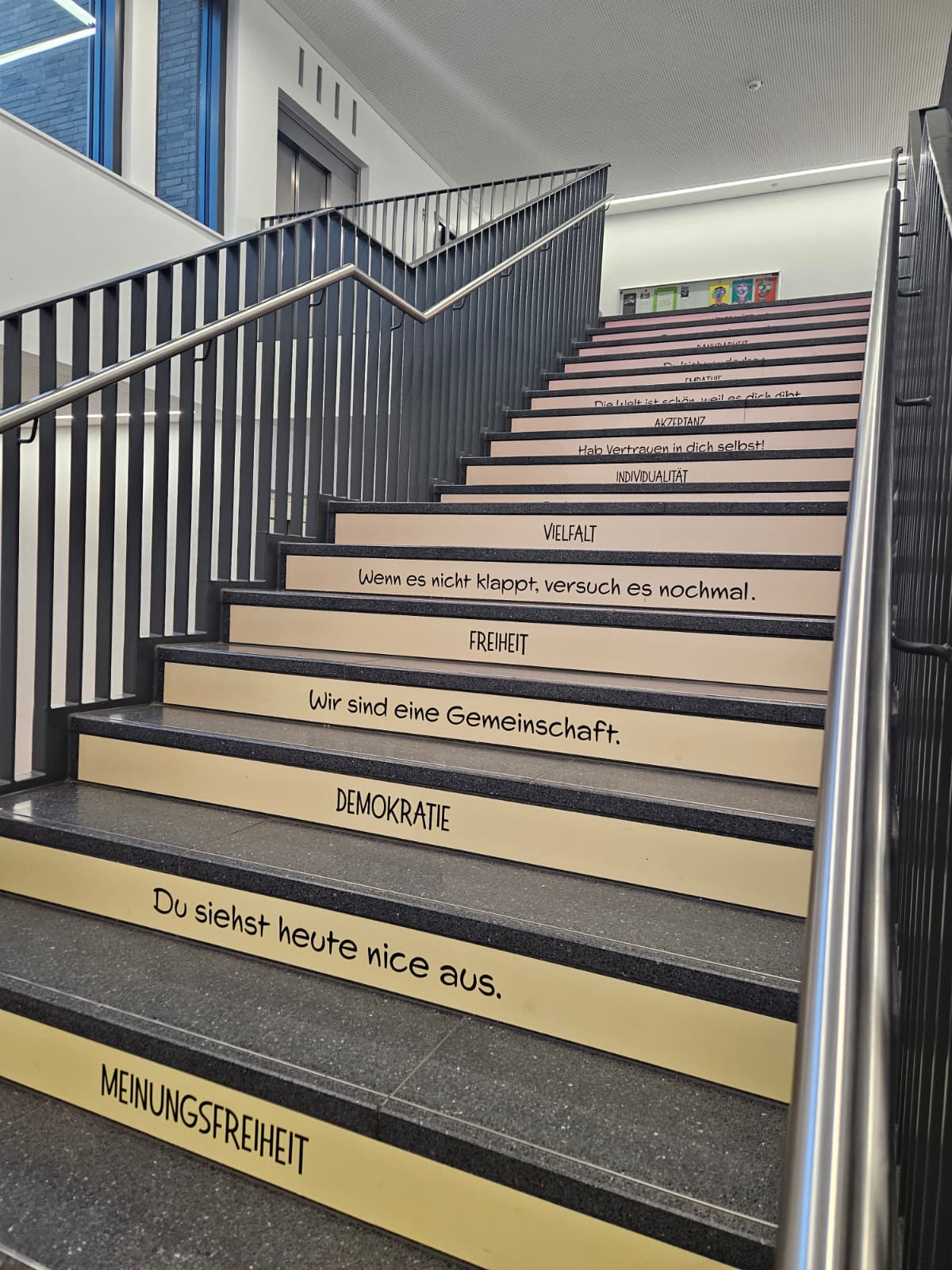 Treppenstufen im Hauptgebäude jetzt in Farbe