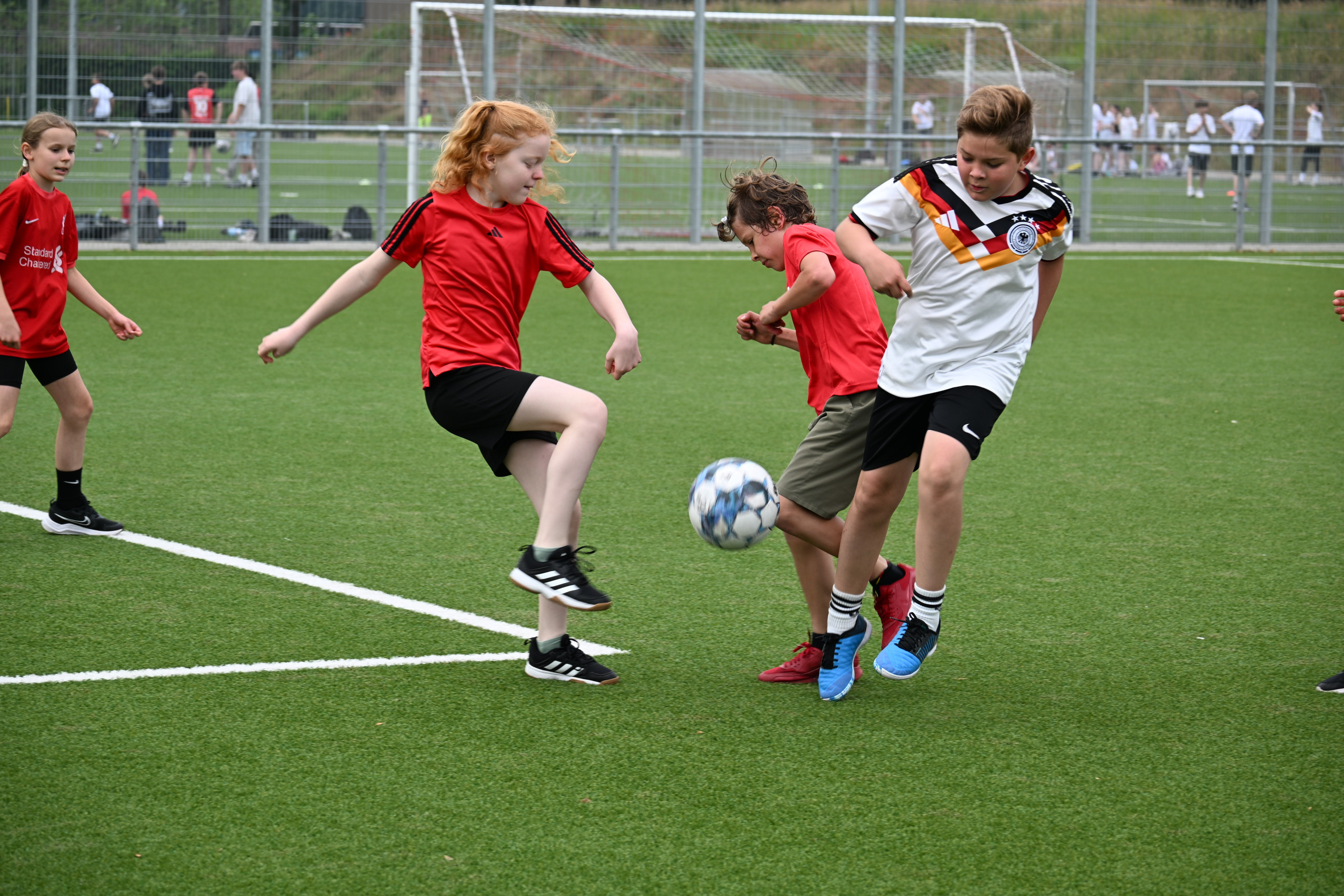 Sporttag als Fußballfest: Klassenteams treten gegeneinander an